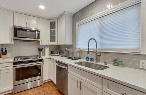 Northside Casa | Downtown l 2 Bedroom l Sleeps 4 l Convenient