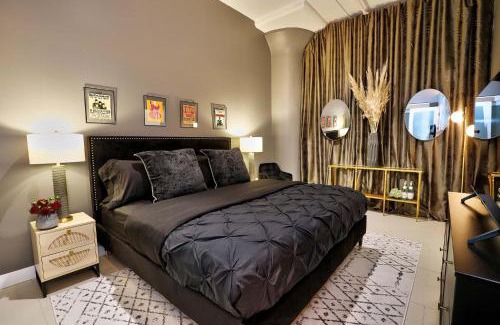 Historic Core Apartamento | Downtown LA's Most Requested Property, Sleeps 4 with Free Parking!