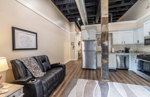 Laurel Apartamento | Downtown Laurel, Ground Level, No Stairs, King Bed