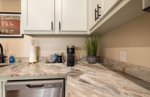 Laurel Apartamento | Downtown Laurel, Ground Level, No Stairs, King Bed