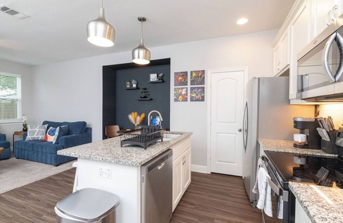 Lewisville Casa | Summer Stay in Design District Townhome