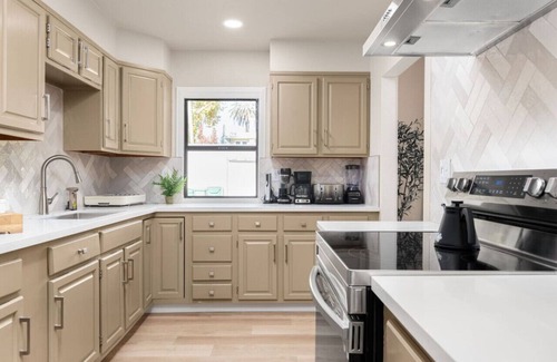 Lodi Casa | Downtown Lodi l 5 Bedrooms Sleeps 10 l Renovated