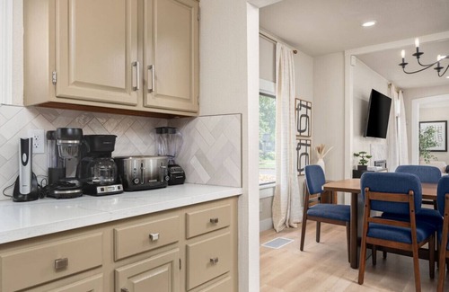 Lodi Casa | Downtown Lodi l 5 Bedrooms Sleeps 10 l Renovated