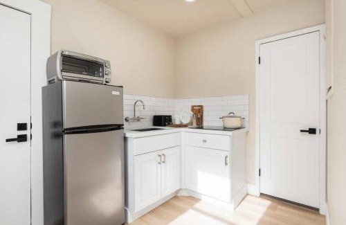 Lodi Casa | Downtown Lodi l Renovated l 5 Bedrooms l Sleeps 10