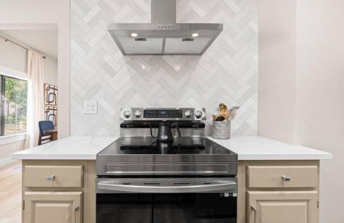 Lodi Casa | Downtown Lodi l Renovated l 5 Bedrooms l Sleeps 10