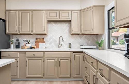 Lodi Casa | Downtown Lodi l Renovated l 5 Bedrooms l Sleeps 10