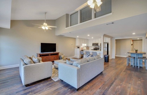 Statesboro Apartamento | Downtown Loft - Above Bull & Barrel & Close to Georgia Southern!