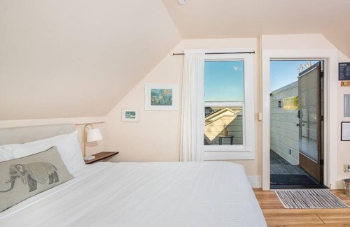 Arcata Apartamento | Downtown Loft-Sauna,Bikes,Hot Tub & Great Fun