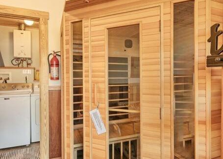 Arcata Apartamento | Downtown Loft-Sauna,Bikes,Hot Tub & Great Fun