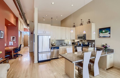 Whittier Condominio | Airy Open Plan Downtown Loft
