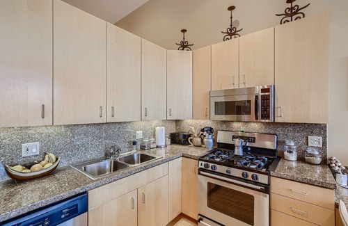 Whittier Condominio | Airy Open Plan Downtown Loft
