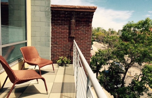 Whittier Condominio | Airy Open Plan Downtown Loft