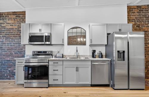 Fayetteville Apartamento | Downtown Loft w/Balcony. Walk to Shops & Eats.