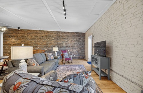 Fayetteville Apartamento | Downtown Loft w/Balcony. Walk to Shops & Eats.