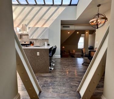 East Town Apartamento | Downtown Luxury 2BR Penthouse Apt