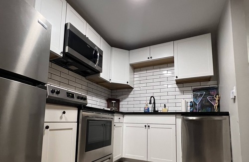 Nashville Casa | Downtown Luxury 2BR Suite, Secs to Broadway, Designated Parking, Centrally Loc
