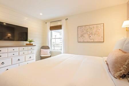 West Dundee Apartamento | Downtown Luxury Farmhouse Apartment #1