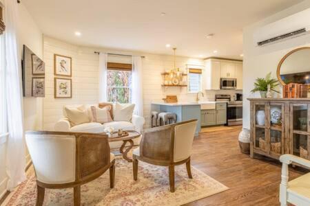 West Dundee Apartamento | Downtown Luxury Farmhouse Apartment #1