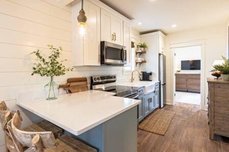 West Dundee Apartamento | Downtown Luxury Farmhouse Apartment #4