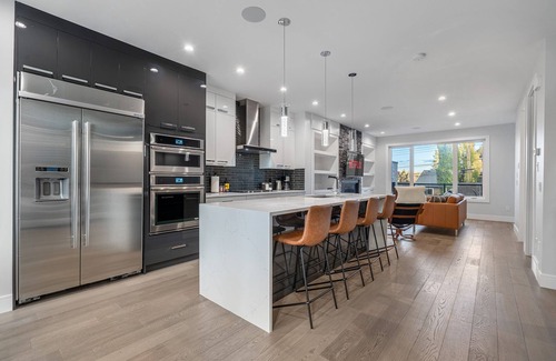 Southwest Calgary Casa | Downtown Luxury with Fast Wi-Fi & Amazing Kitchen!