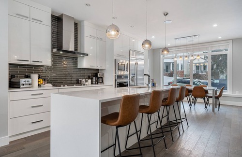 Southwest Calgary Casa | Downtown Luxury with Fast Wi-Fi & Amazing Kitchen!