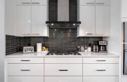 Southwest Calgary Casa | Downtown Luxury with Fast Wi-Fi & Amazing Kitchen!