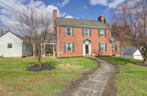 Lynchburg Casa | Downtown Lynchburg Getaway with Parking Convenience and Minutes to Downtown