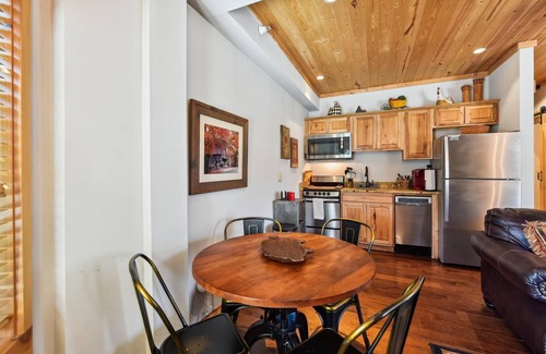 Blowing Rock Cabina | Centro de la calle principal-2 BR "Bull"