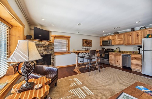 Blowing Rock Cabaña | Downtown Main Street-2BR "Oso"