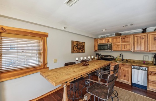 Blowing Rock Cabaña | Downtown Main Street-2BR "Oso"
