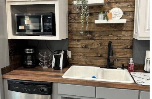 Mena Apartamento | Downtown Mena apartment with hot tub and open concept