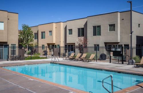 Moab Casa | Downtown Moab Basecamp Pool & Hot Tub - Entrada