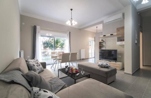 Petralona Apartamento | Downtown Modern 2 Storey Building