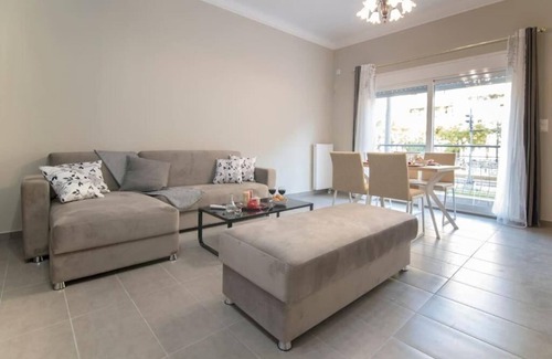 Petralona Apartamento | Downtown Modern 2 Storey Building