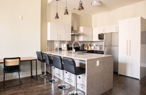 East Town Apartamento | Downtown Modern 2BR Loft