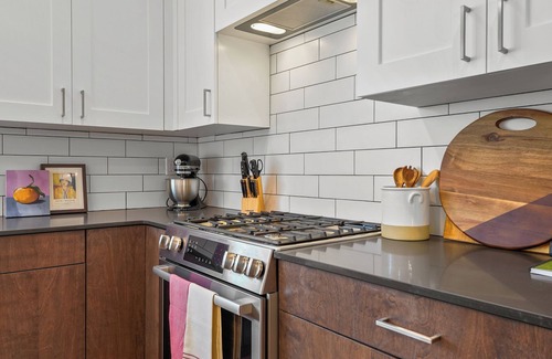 Joaquin Casa | Downtown Modern 3-Bed Townhome with Bright, Upgraded Interiors & Books to read