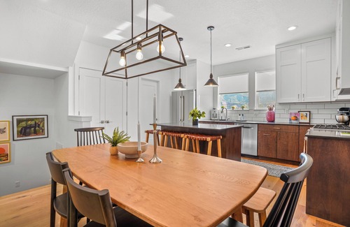 Joaquin Casa | Downtown Modern 3-Bed Townhome with Bright, Upgraded Interiors & Books to read