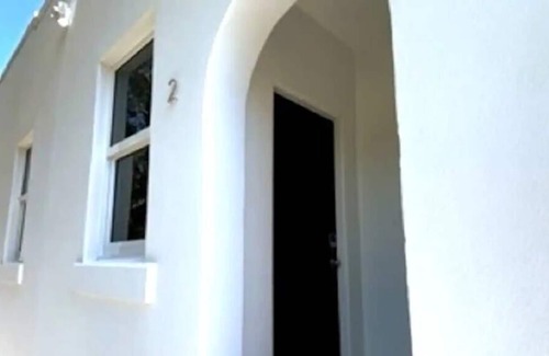 Gillespie Park Casa | Downtown! Modern, fresh, pet welcome, workspace!