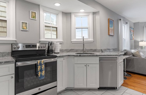 Yachting Village Condominio | Downtown Newport Luxury on Thames, 2BR, Sleeps 7 - Walk to Everything