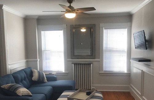 Historic Hill Apartamento | Downtown Newport * Walk Everywhere * 2 BDRM * Sleeps 6
