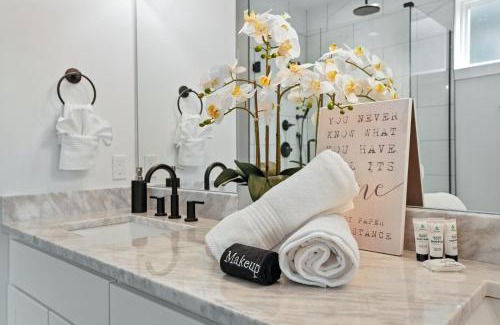 Buena Vista Casa | Downtown Oasis Sleeps 12 and 1 and a half miles to Broadway
