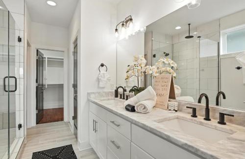 Buena Vista Casa | Downtown Oasis Sleeps 12 and 1 and a half miles to Broadway