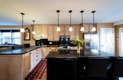 Cornwall Casa | Downtown Oasis: Spacious 4BR Executive Loft with Rooftop Hot Tub