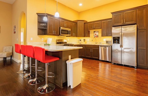 Northside Casa | Downtown Oasis | Vaulted Ceiling | EZ Parking