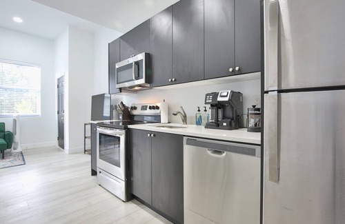 Gillespie Park Casa | Downtown Oasis Work Relax and Bring Your Pet