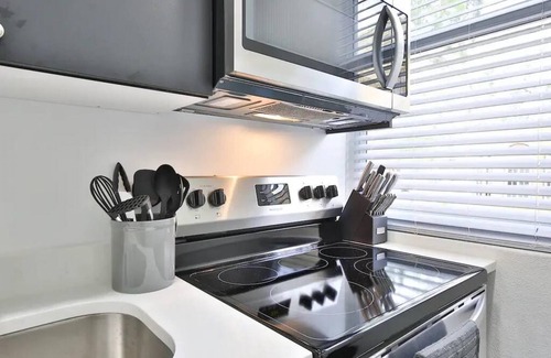 Gillespie Park Casa | Downtown Oasis Work Relax and Bring Your Pet