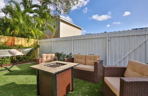 Gillespie Park Casa | Downtown Oasis Work Relax and Bring Your Pet