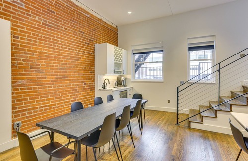 Downtown Omaha Condominio | Downtown Omaha Getaway w/ Deck & Gas Grill!