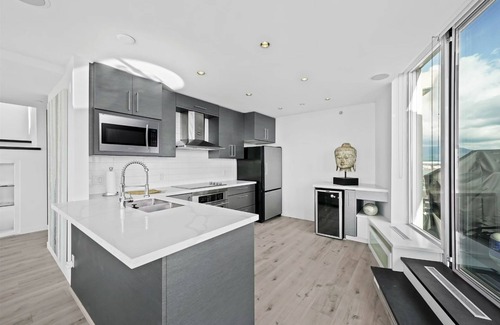 Crosstown Casa | Downtown penthouse with hot tub, pool, spectacular view & 2-story terrace