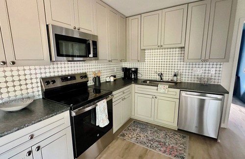Perry Casa | Downtown Perry Cozy 4-bedroom house with fenced backyard